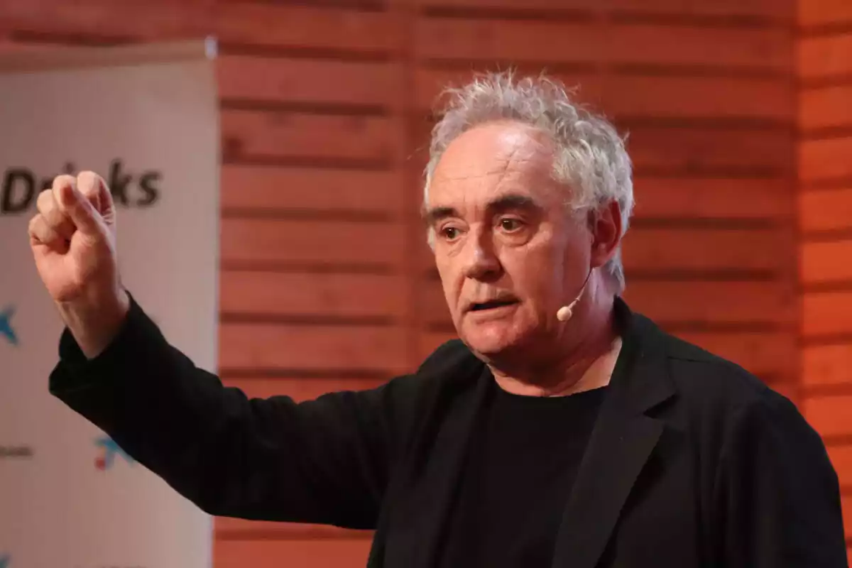 Ferran Adrià durant una conferència amb el puny aixecat