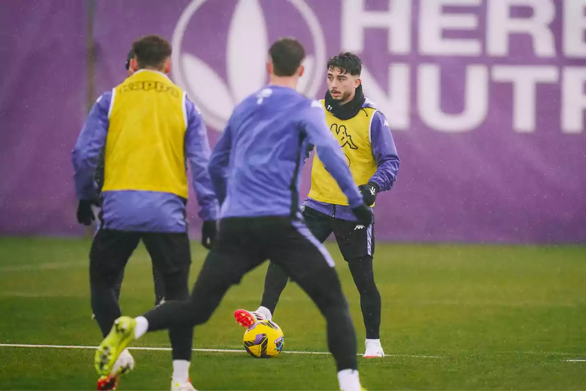 Adam Aznou en un entrenament amb el Real Valladolid durant la seva cessió Adam Aznou en un entrenament amb el Real Valladolid durant la seva cessió