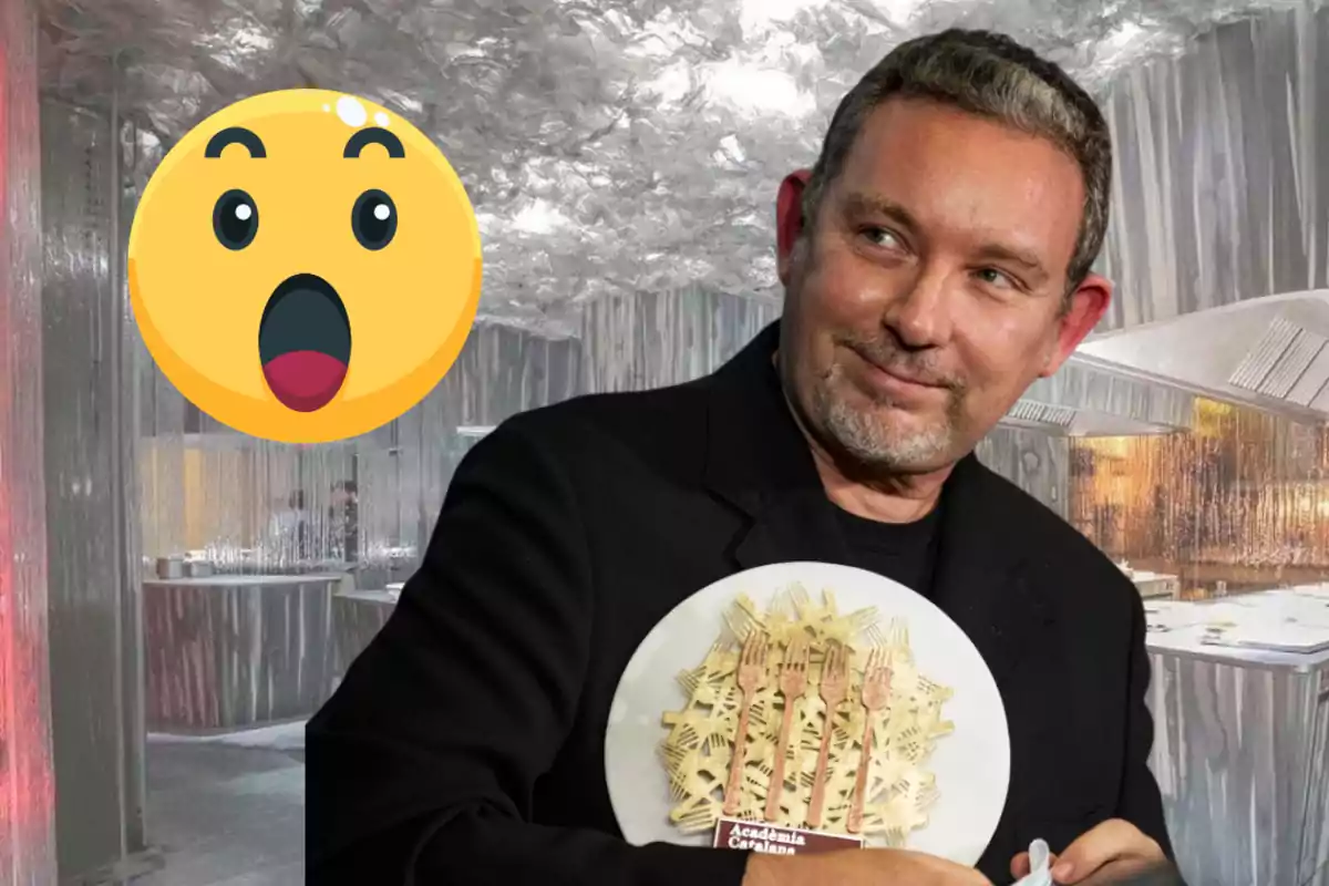 Home somrient amb barba i cabells canosos sosté un premi decorat amb forquilles mentre un emoji de sorpresa apareix al seu costat en un entorn modern i lluminós
