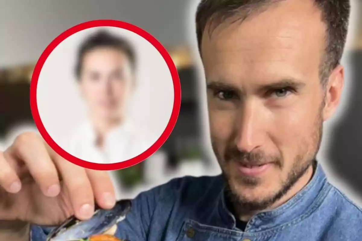 Home amb barba i jaqueta texana sosté un musclo mentre mira a la càmera; al fons hi ha un cercle vermell amb la imatge borrosa d’una altra persona.