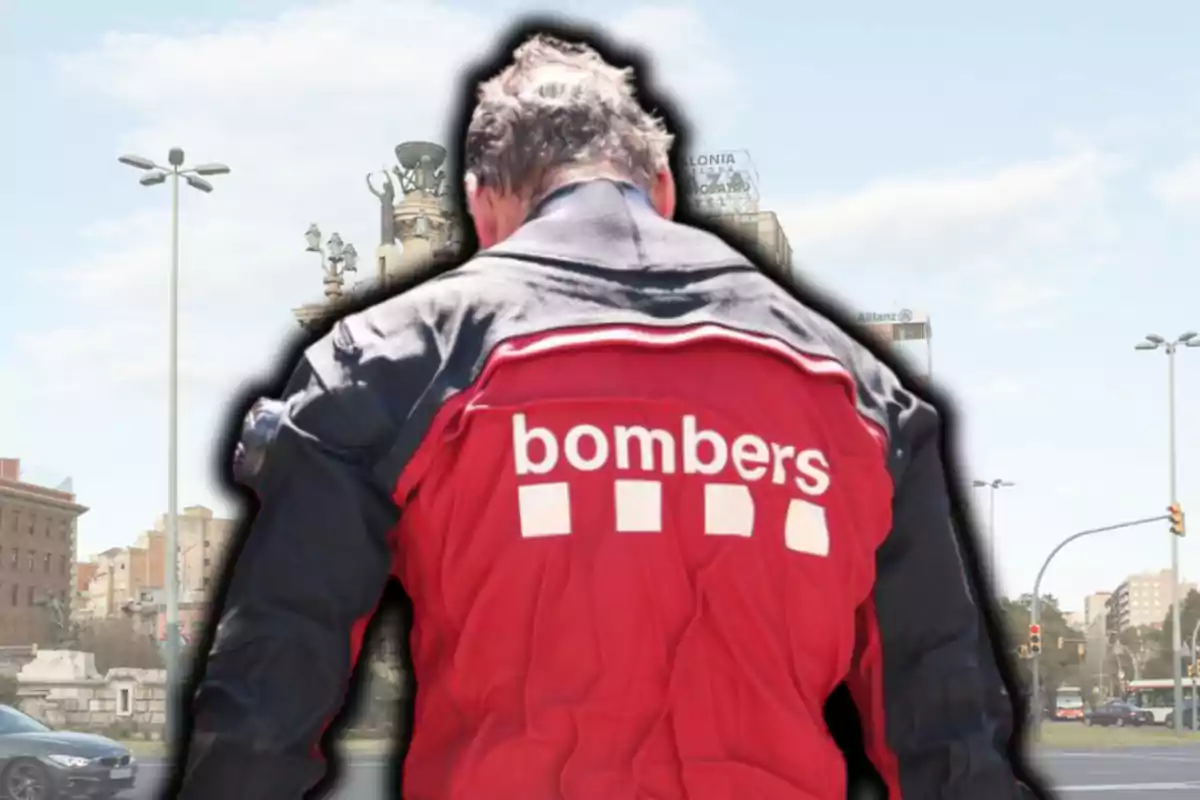 Persona de espaldas con chaqueta roja de bomberos en una ciudad