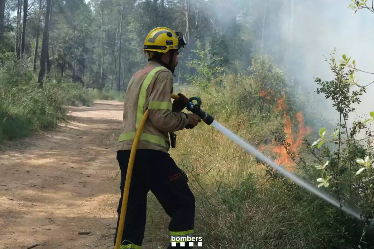 Bombarder actuant a l’incendi de Bàscara Bombarder actuant a l’incendi de Bàscara