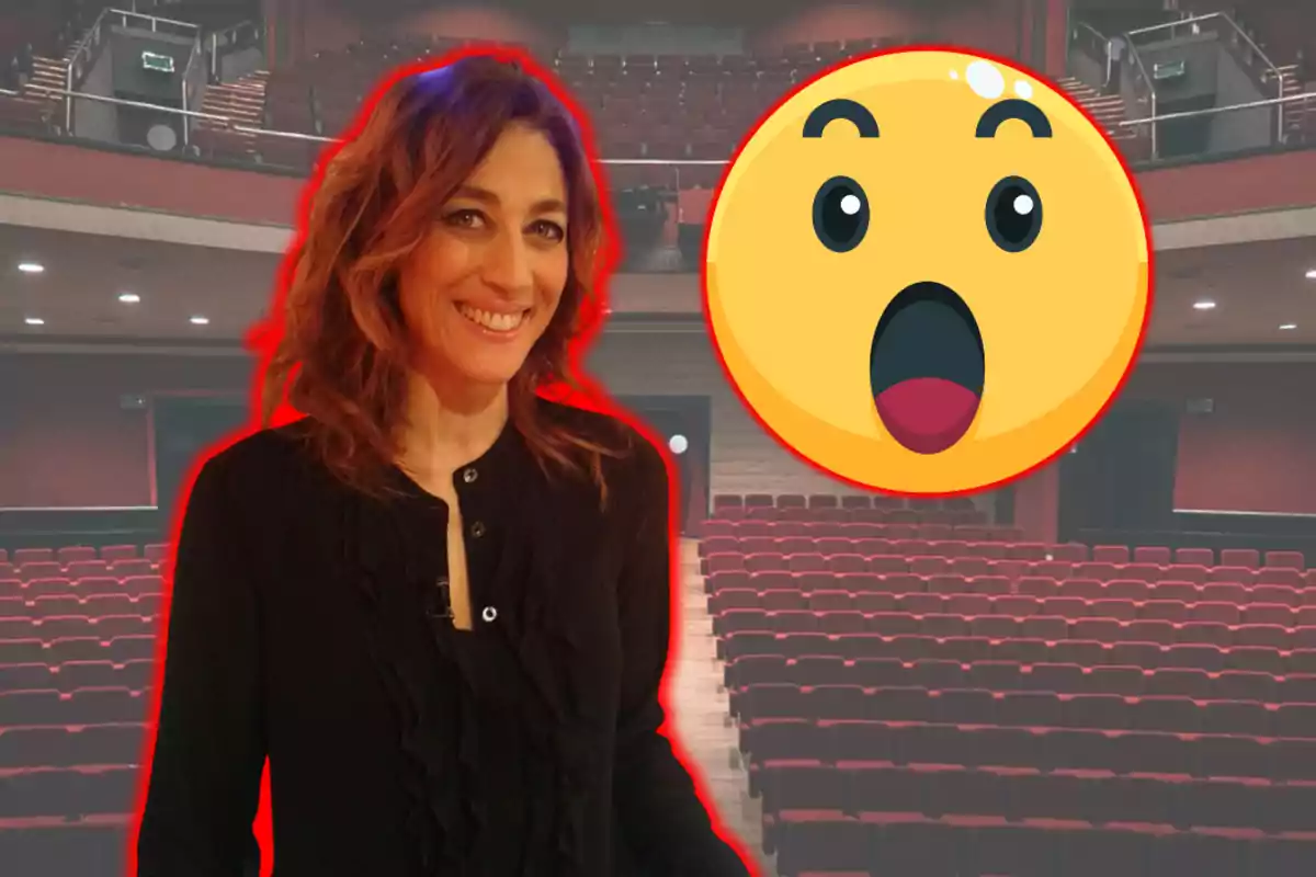 Dona somrient amb cabell ondulat i un emoji de sorpresa sobre un fons de teatre amb butaques vermelles