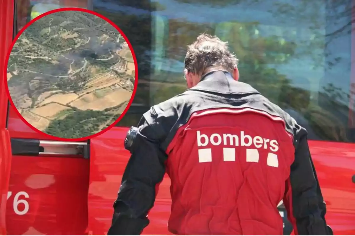 Un bomber d’esquena al costat d’un camió vermell, amb un requadre que mostra una vista aèria d’un incendi forestal.