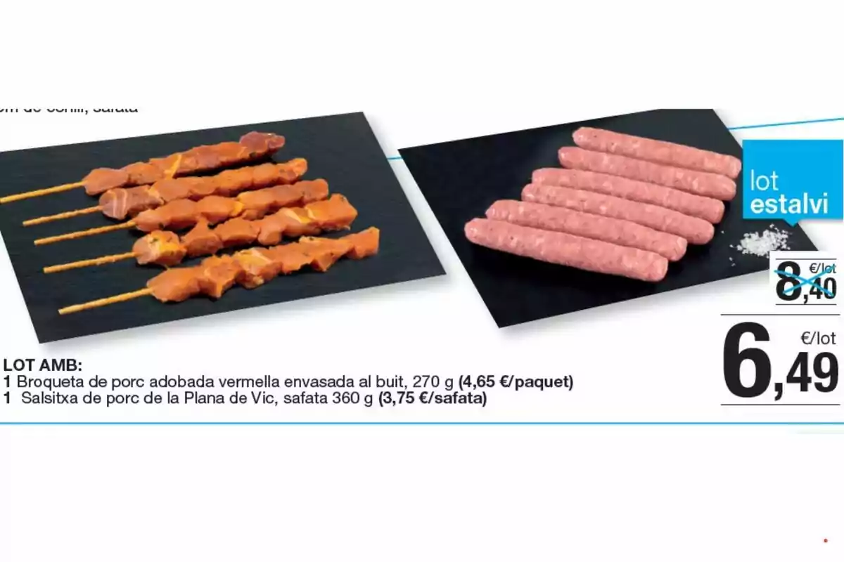 Broquetes de carn adobada i salsitxes de porc crues presentades sobre safates negres al costat d’informació de preu i promoció Broquetes de carn adobada i salsitxes de porc crues presentades sobre safates negres al costat d’informació de preu i promoció