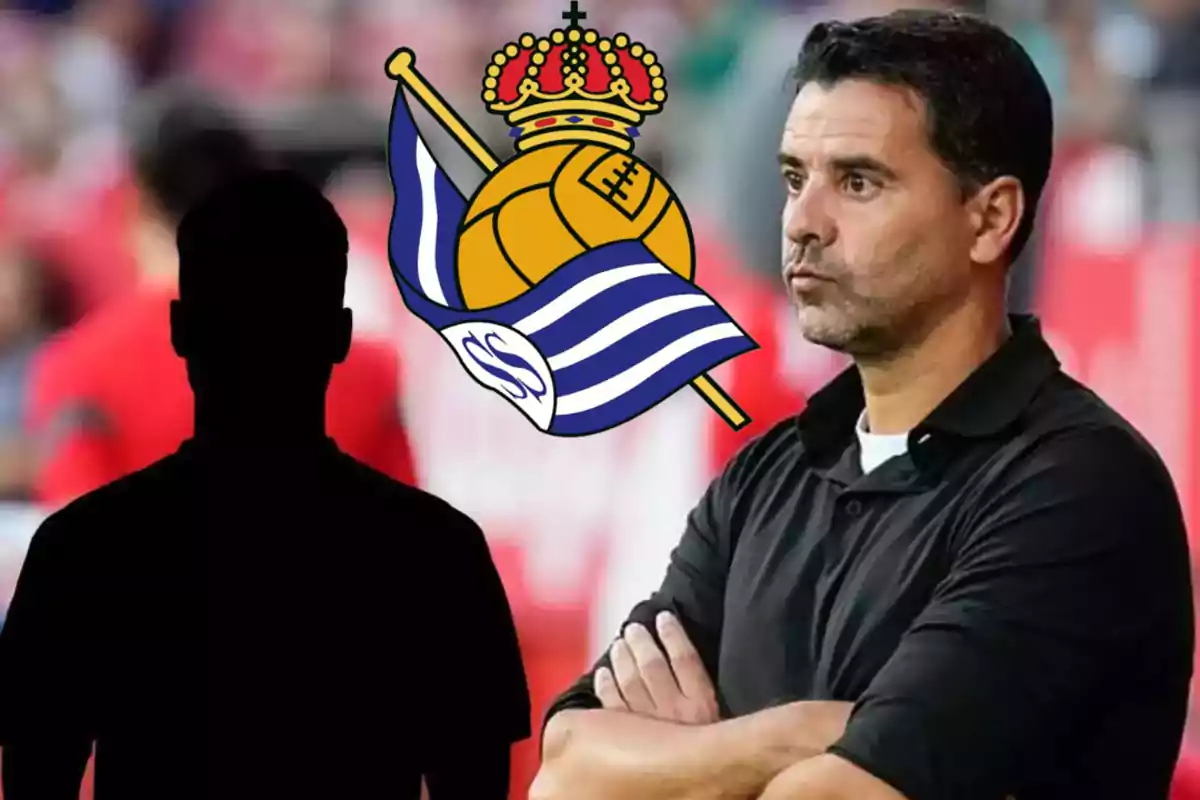 Entrenador de futbol amb els braços creuats al costat d’una silueta negra i l’escut de la Reial Societat al centre