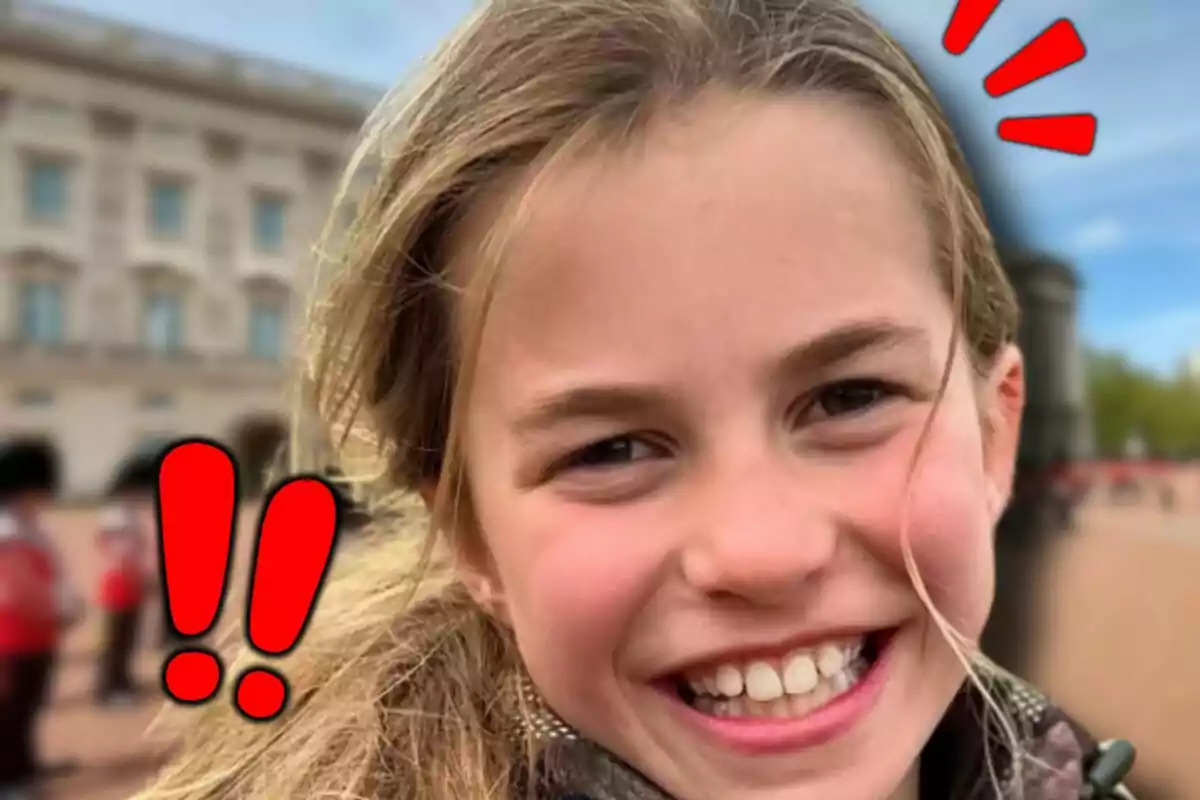 Primer pla de la princesa Charlotte somrient i, de fons, un pla general del Palau de Buckingham amb símbols d’exclamació vermells afegits digitalment.