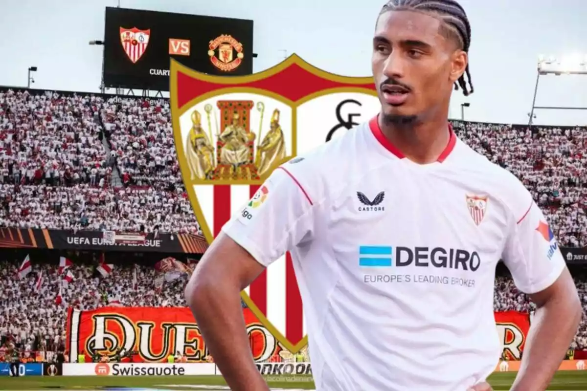 Futbolista del Sevilla amb l’estadi ple d’aficionats i un gran escut del club de fons durant un partit contra el Manchester United