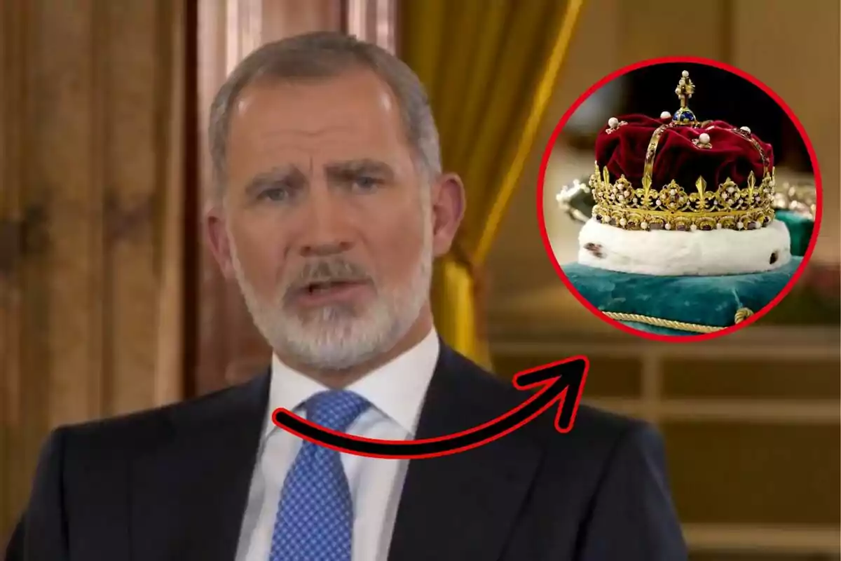 Home de cabell i barba canosos amb vestit i corbata blava, al fons una cortina groga i un cercle vermell amb una corona reial i una fletxa que l’assenyala.