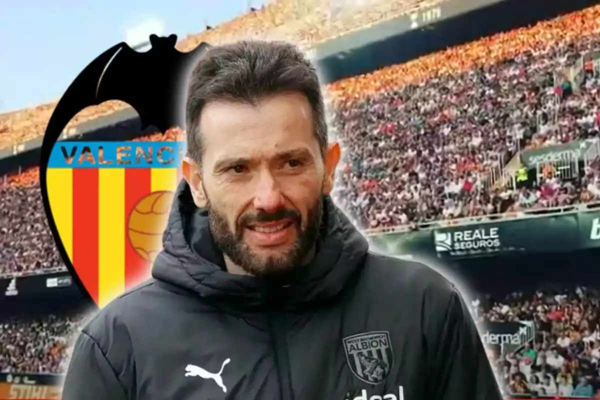 Entrenador de fútbol con chaqueta de West Bromwich Albion frente al escudo del Valencia CF y un estadio lleno de aficionados