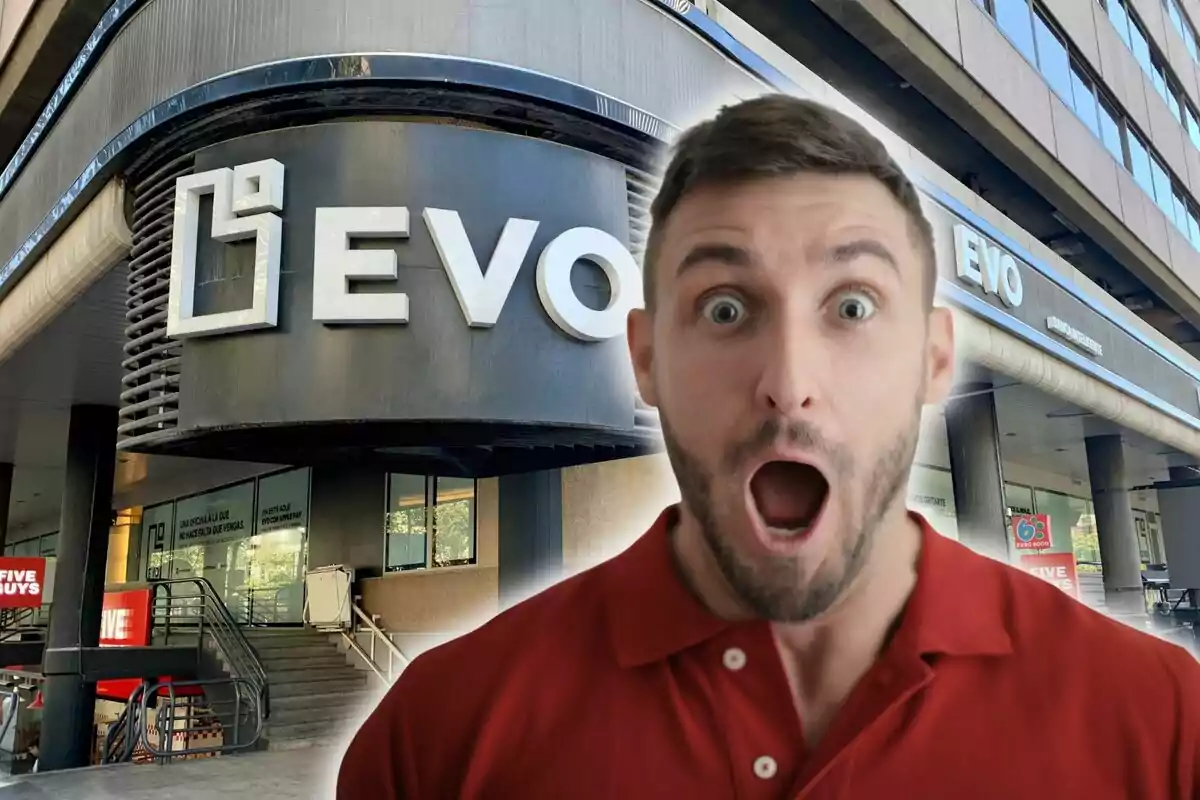 Home amb expressió de sorpresa davant la façana d’un edifici amb el rètol EVO