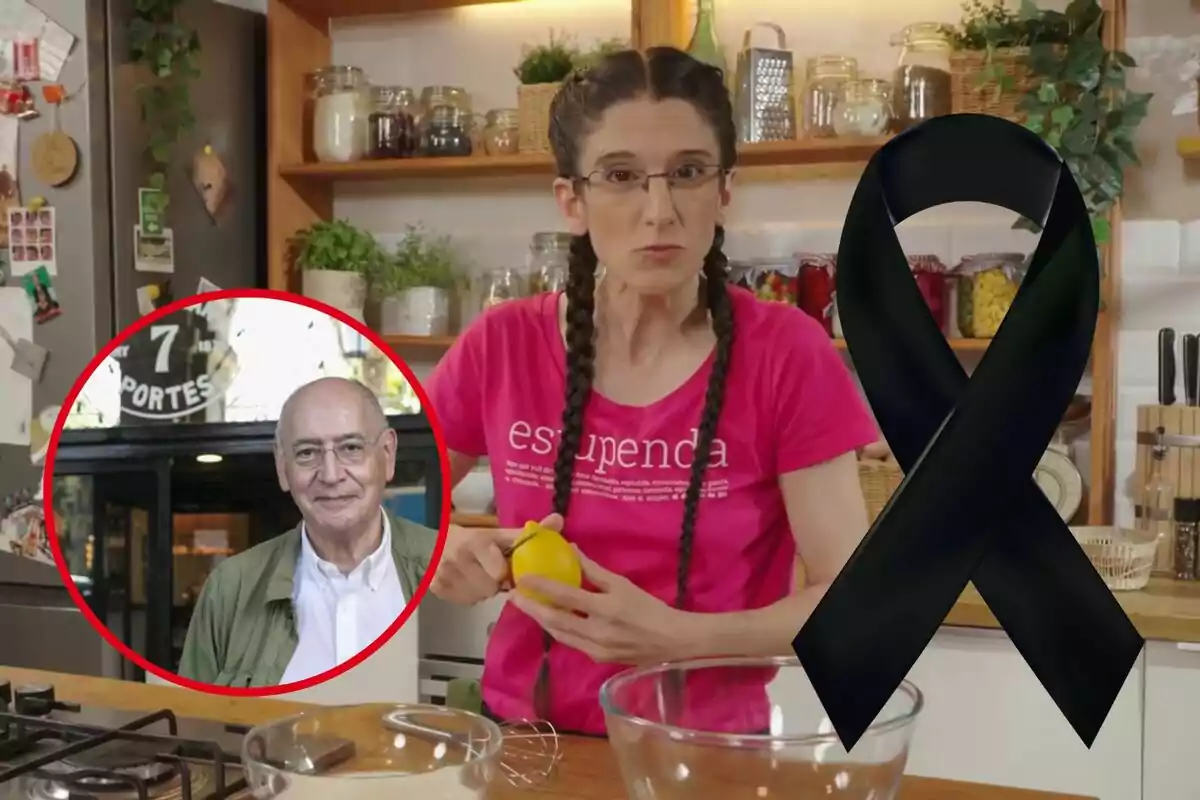 Dona amb trenes i samarreta rosa en una cuina sostenint una llimona, un llaç negre de dol a la dreta i un requadre amb la foto d’un home gran a la cantonada esquerra