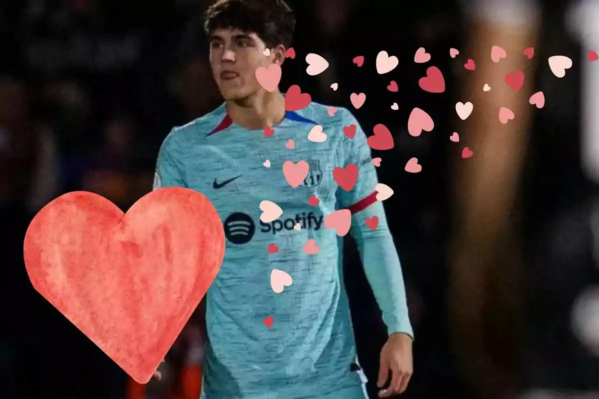 Jugador de futbol amb uniforme celeste del Barcelona envoltat de cors vermells i roses sobre un fons fosc