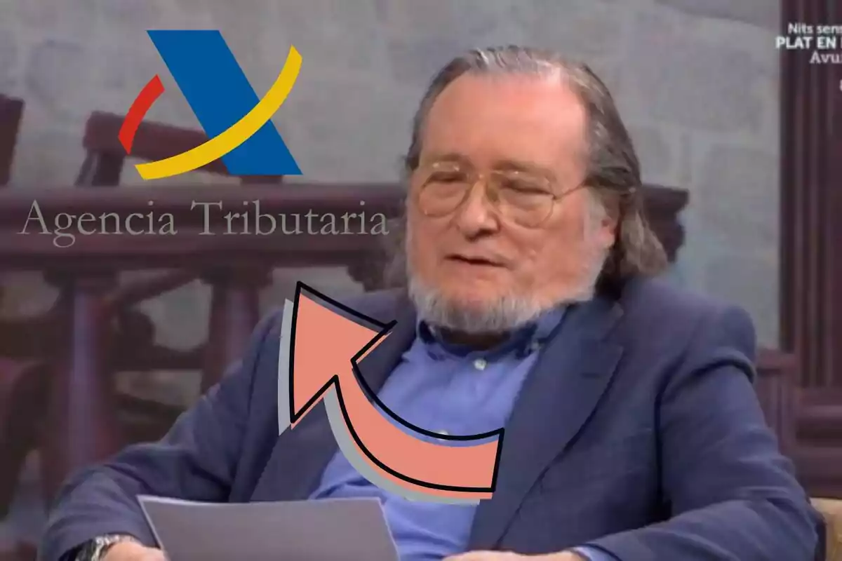 Home de cabells llargs i ulleres assegut amb un paper a la mà, damunt seu apareix el logotip de l’Agència Tributària i una fletxa que l’assenyala.