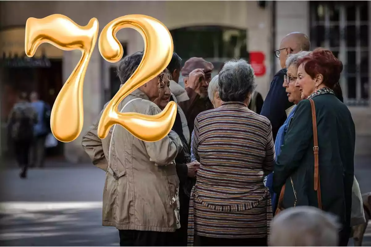 Grup de persones grans conversant a l’aire lliure amb un gran número daurat 72 en primer pla