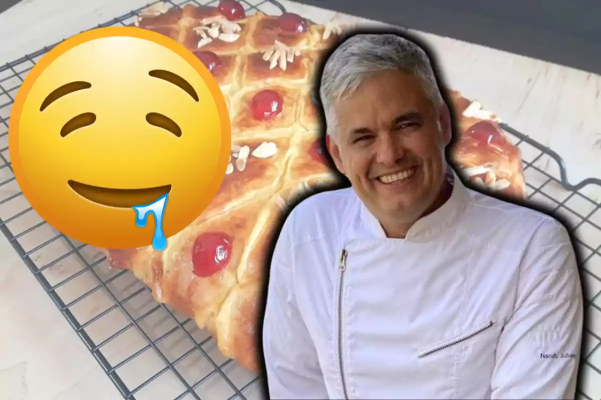 Un xef somrient amb jaqueta blanca és al costat d’un pa dolç decorat amb cireres i ametlles, mentre un emoji de cara llepant-se cobreix part del pa.