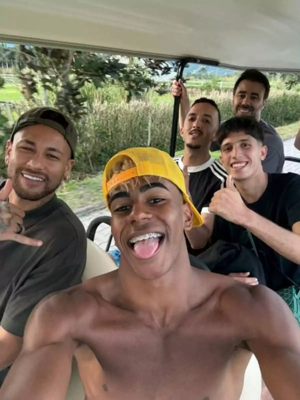 Lamine Yamal, juntament amb els seus amics i Neymar Lamine Yamal, juntament amb els seus amics i Neymar