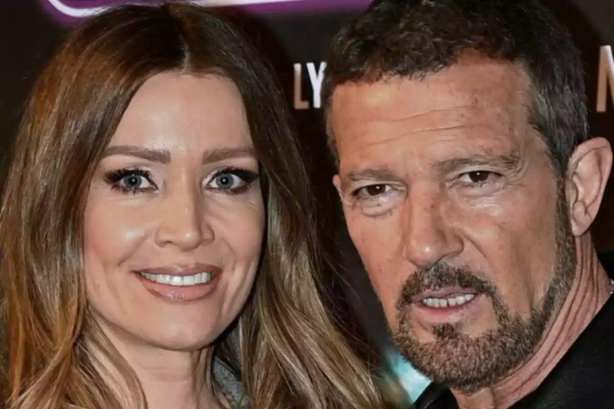 Primer plano de Antonio Banderas y Nicol Kimpel mirando a cámara sonrientes.