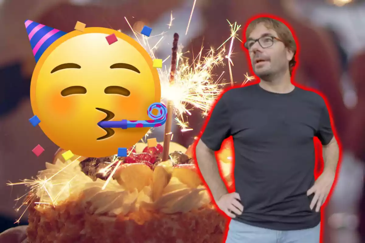 Hombre con camiseta oscura y manos en la cintura junto a un emoji de fiesta sobre un pastel con bengala encendida y fondo desenfocado