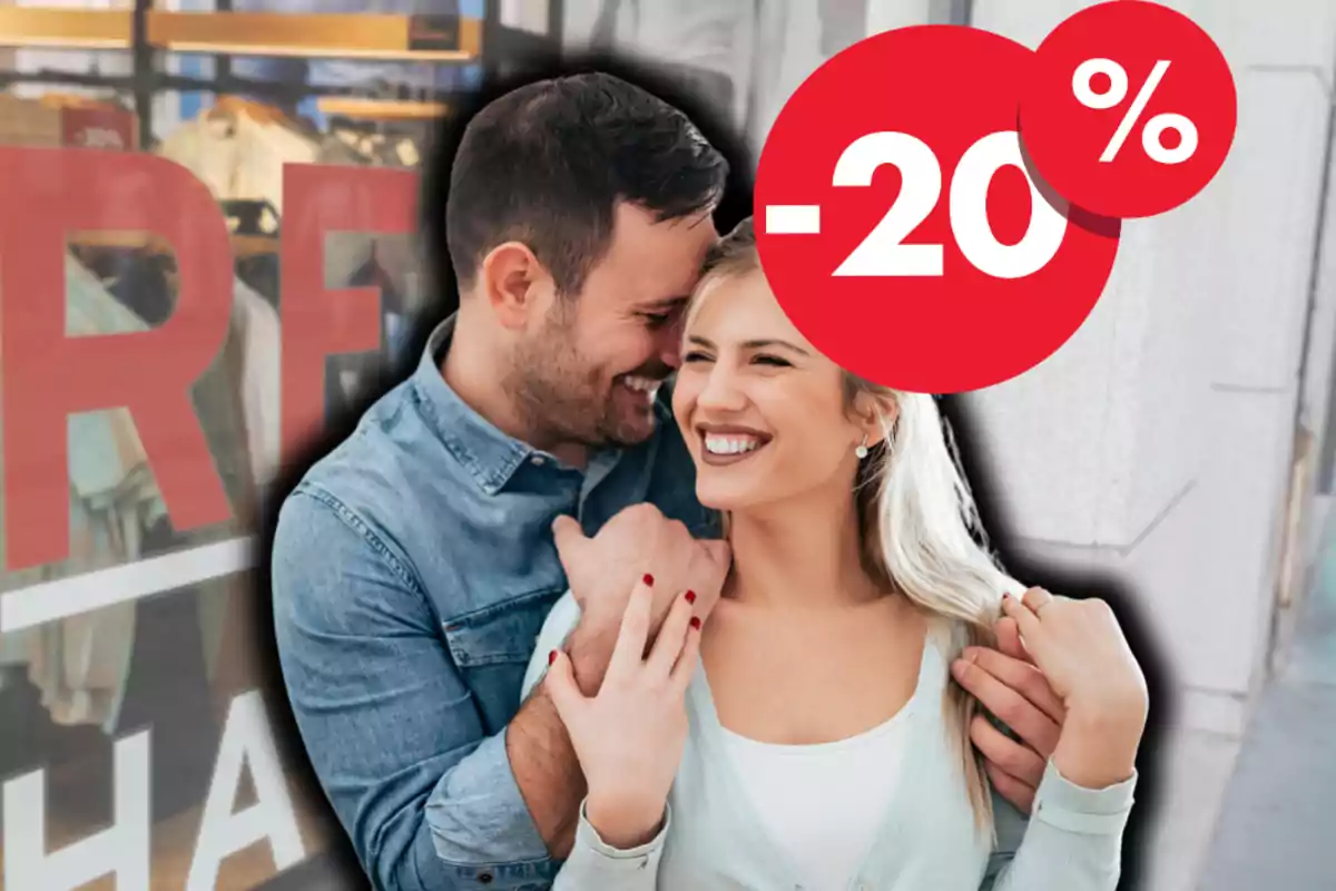 Pareja sonriente abrazándose frente a una tienda con letrero de descuento del 20 por ciento