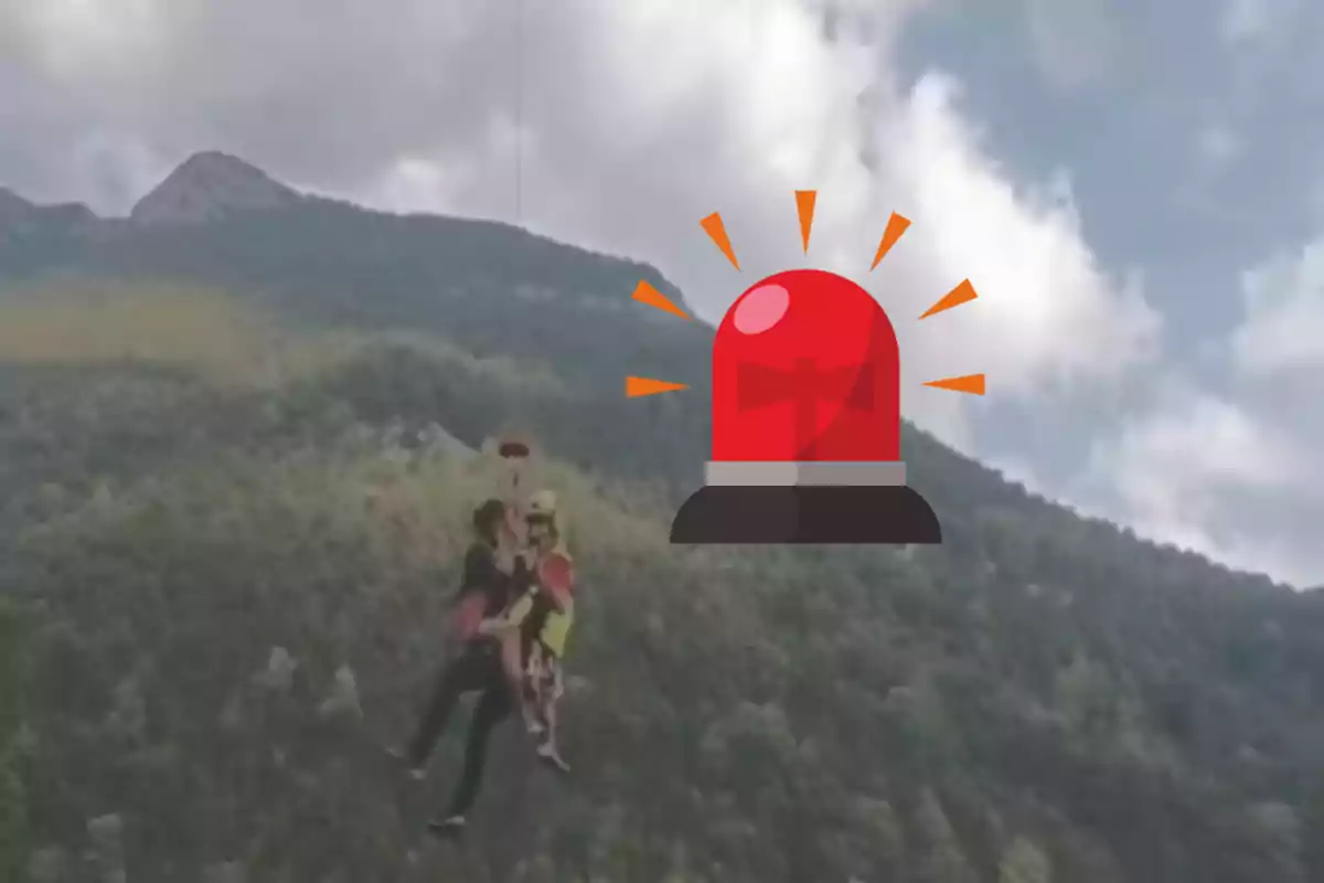 Dues persones sent rescatades en helicòpter sobre un bosc amb una sirena d’emergència dibuixada al centre de la imatge
