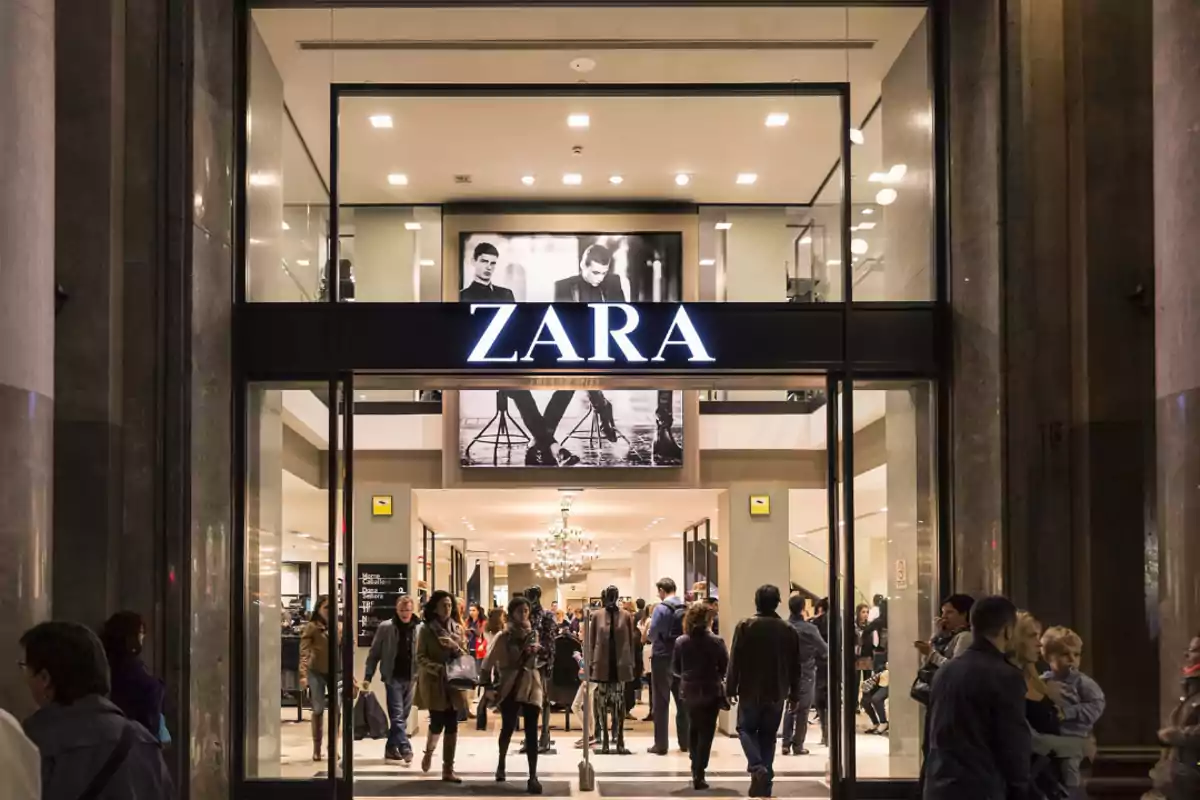 Fachada de una tienda Zara con varias personas entrando y saliendo del establecimiento