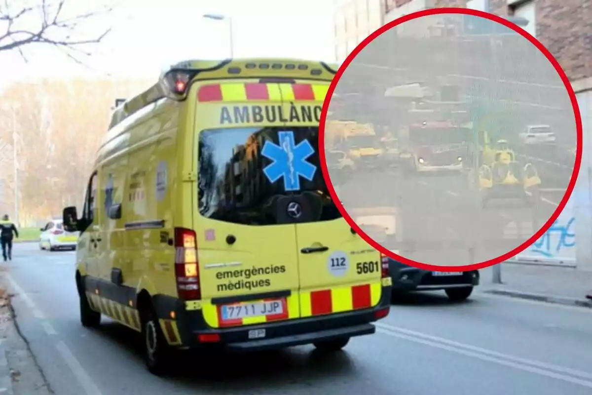 Ambulància groga circulant per un carrer urbà amb un cercle ressaltant una escena d’emergència amb diversos vehicles de rescat