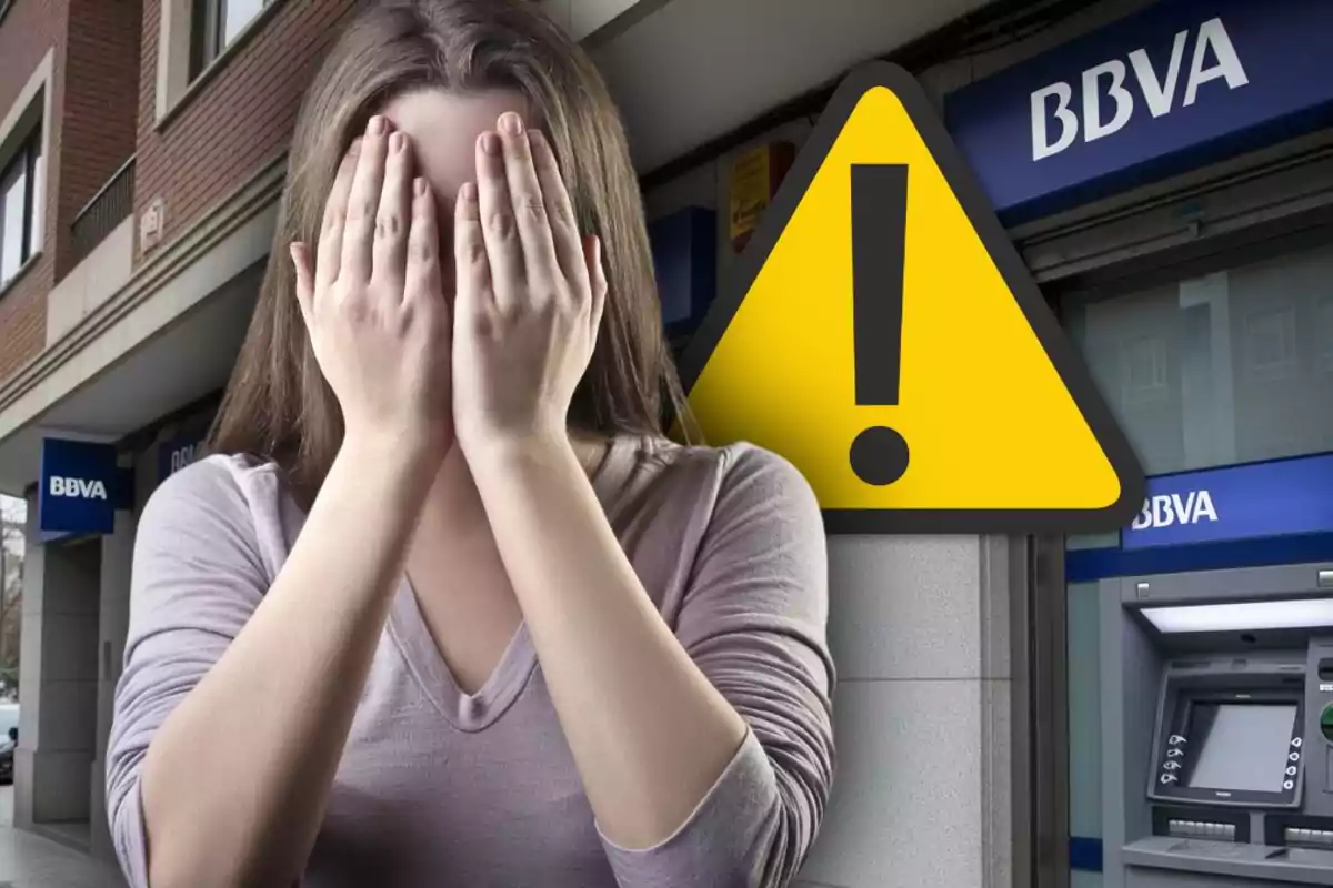Mujer cubriéndose el rostro con las manos frente a un cajero automático de BBVA y un símbolo de advertencia amarillo
