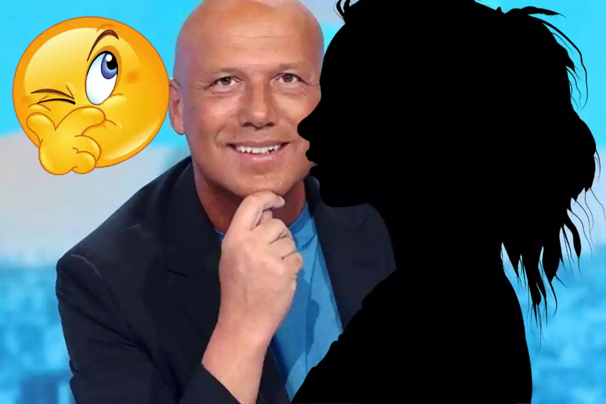 Home calb somrient amb la mà a la barbeta, una silueta negra de dona al davant i un emoji pensatiu a l’esquerra