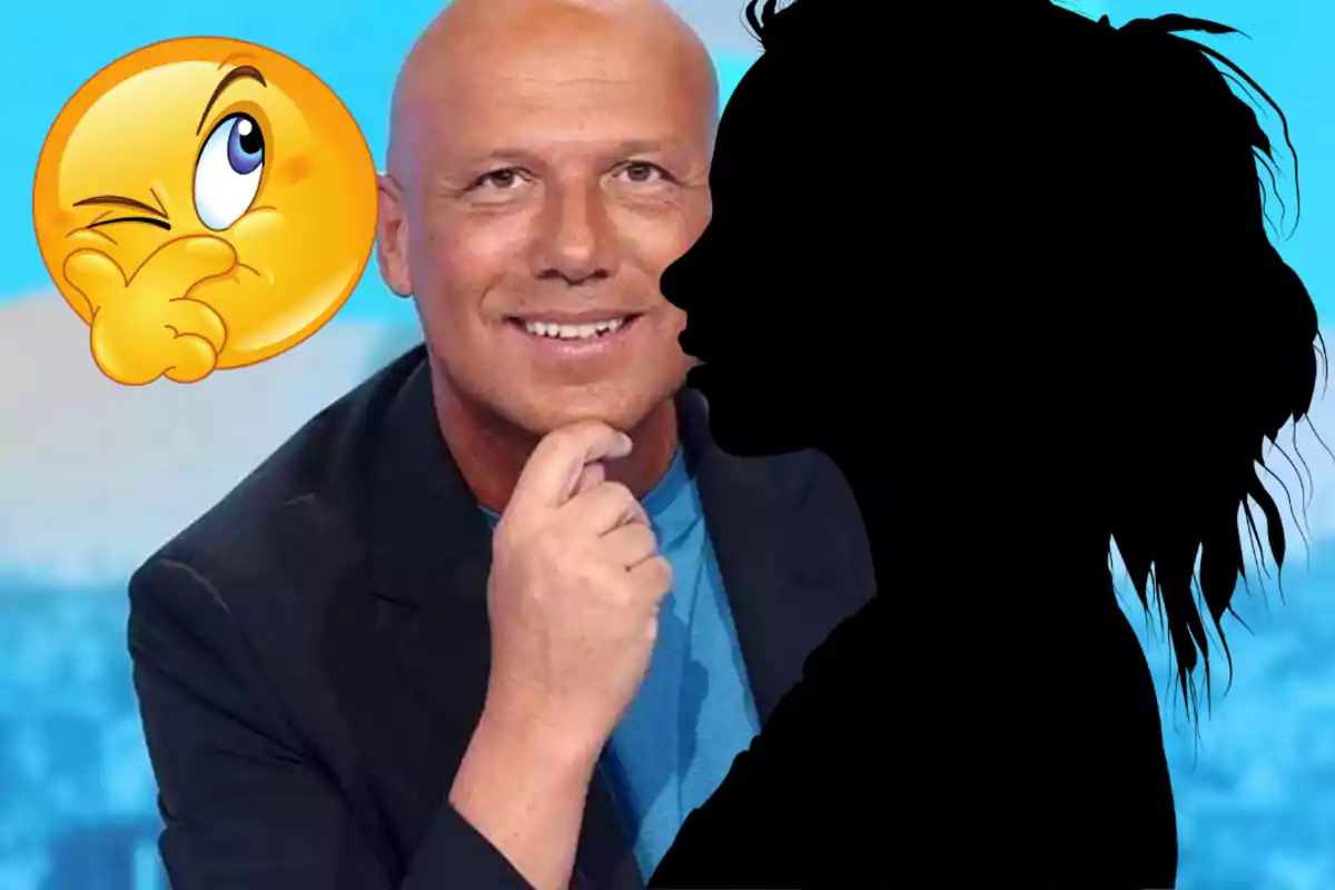 Hombre calvo sonriendo con la mano en la barbilla, una silueta negra de mujer cubre parte de su rostro y un emoji pensativo aparece al fondo