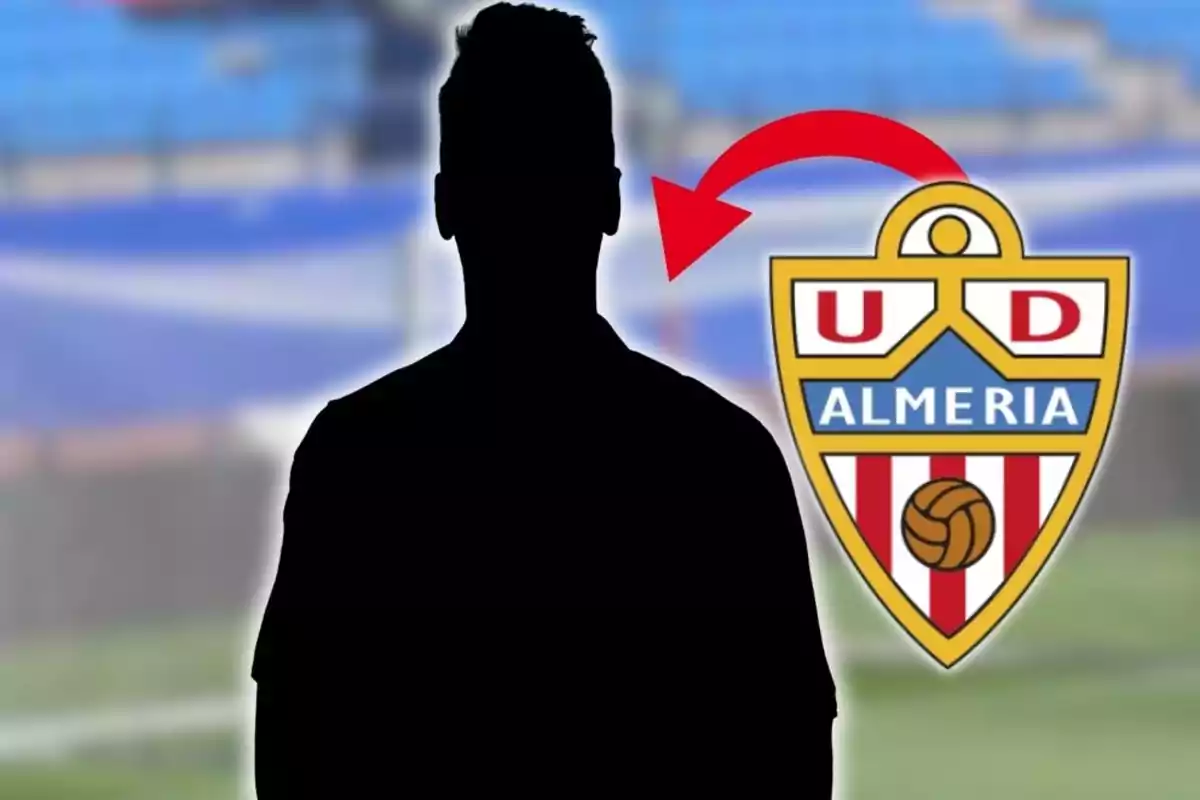 Silueta d’una persona davant de l’escut del club de futbol UD Almería amb una fletxa vermella assenyalant cap a l’escut