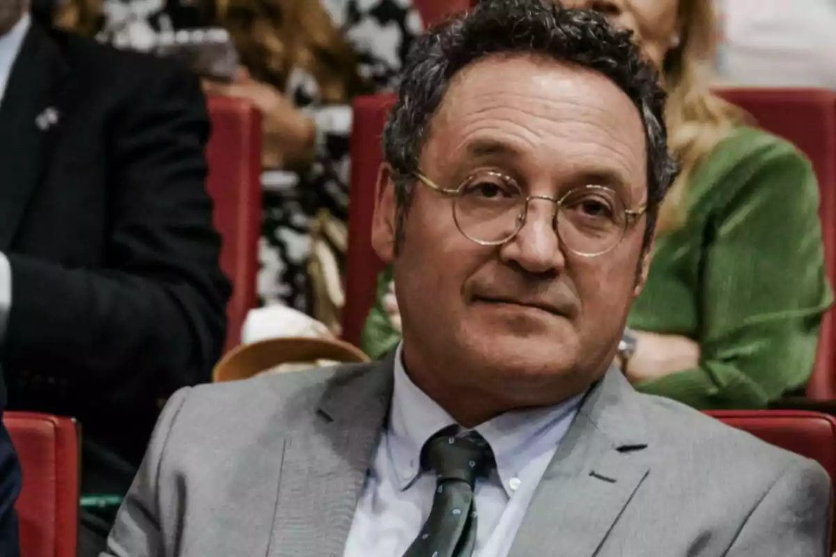 Álvaro García Ortiz amb ulleres i vestit gris assegut en una sala de butaques vermelles Álvaro García Ortiz amb ulleres i vestit gris assegut en una sala de butaques vermelles