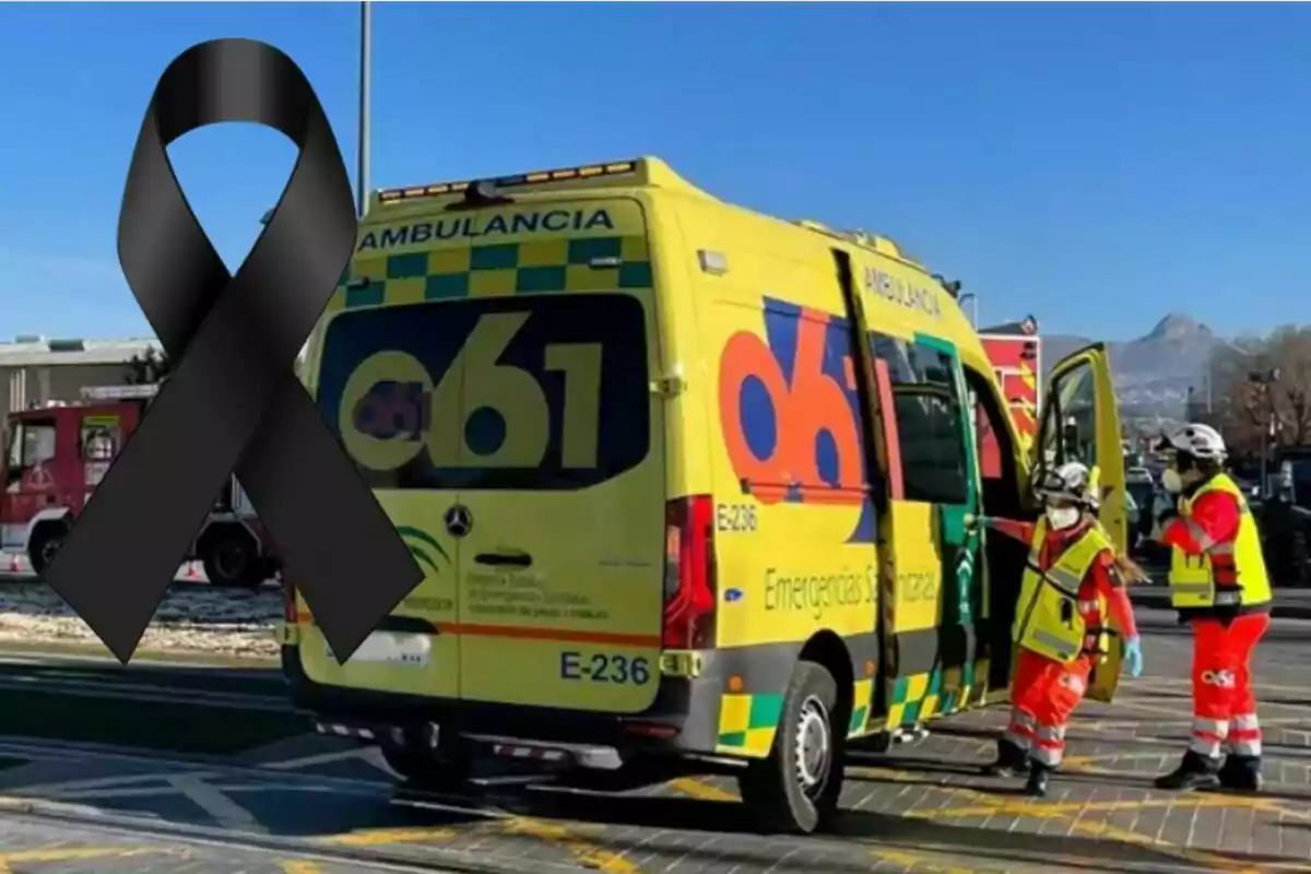 Ambulància d’emergències mèdiques amb dos paramèdics i un llaç negre de dol en primer pla