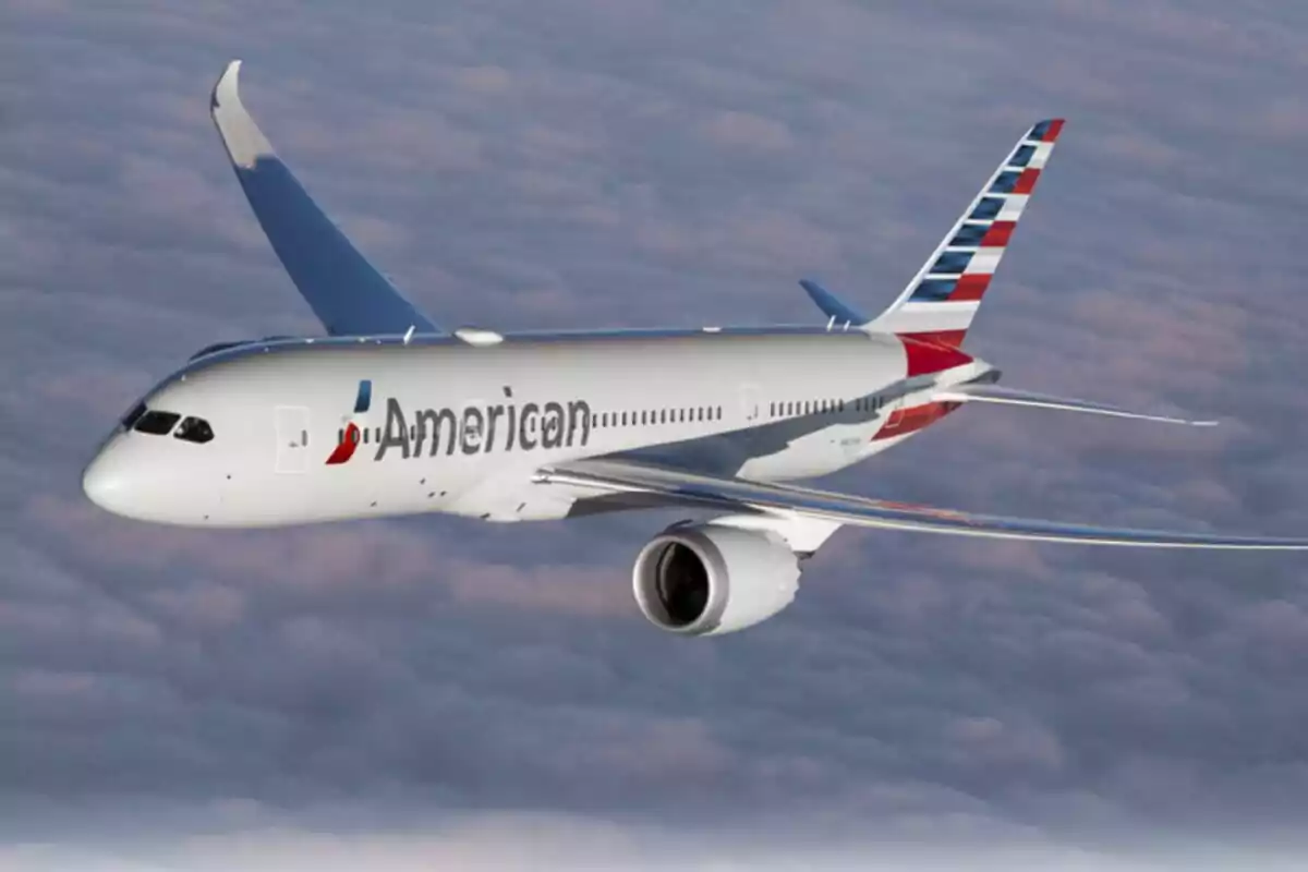Avió d’American Airlines volant sobre un mar de núvols