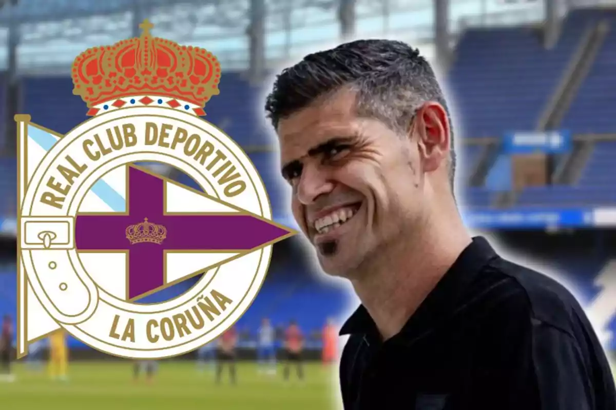 Home somrient davant l’escut del Deportivo de la Corunya en un estadi de futbol Home somrient davant l’escut del Deportivo de la Corunya en un estadi de futbol