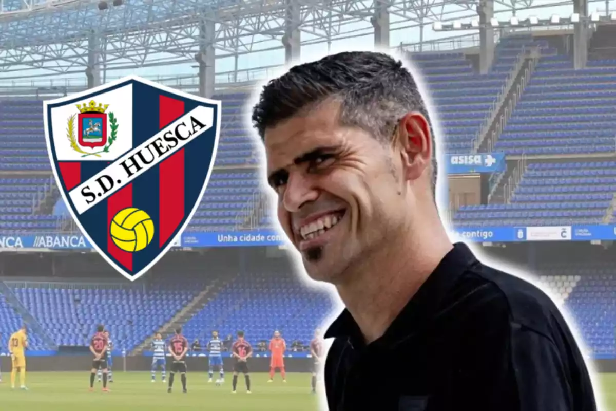 Home somrient en primer pla amb l’escut de la SD Huesca i un estadi de futbol de fons