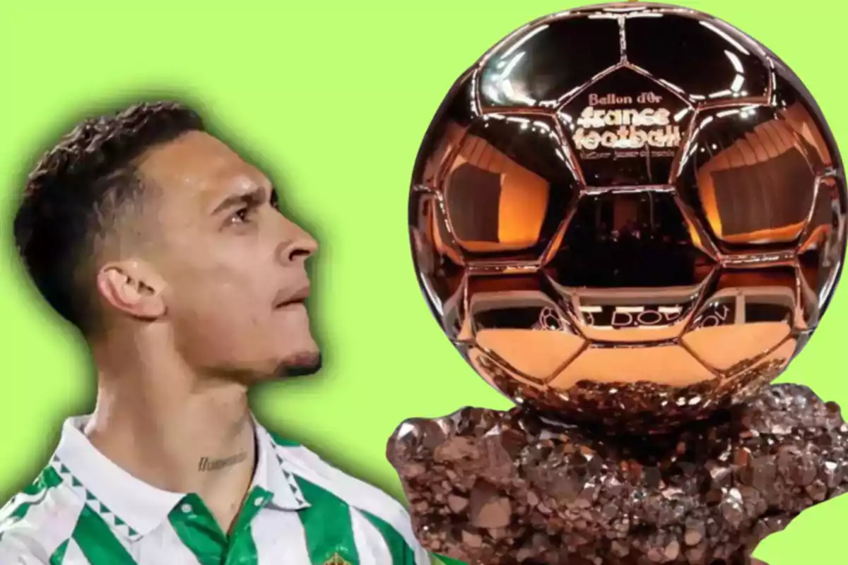 Un futbolista amb uniforme verd i blanc mira cap a un trofeu Pilota d'Or sobre un fons verd clar