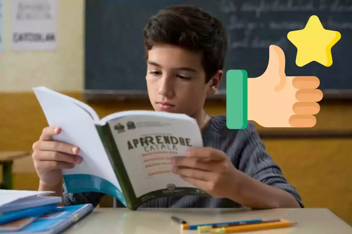 Nen llegint un llibre titulat Aprendre Català en una aula amb un emoji de polze amunt i una estrella superposats Nen llegint un llibre titulat Aprendre Català en una aula amb un emoji de polze amunt i una estrella superposats