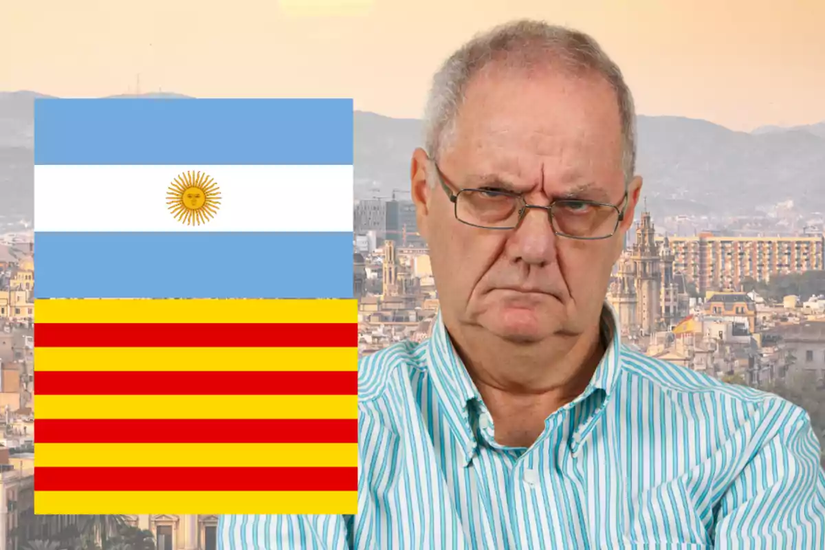 Home gran amb expressió seriosa davant d’una ciutat i dues banderes superposades a l’esquerra Home gran amb expressió seriosa davant d’una ciutat i dues banderes superposades a l’esquerra