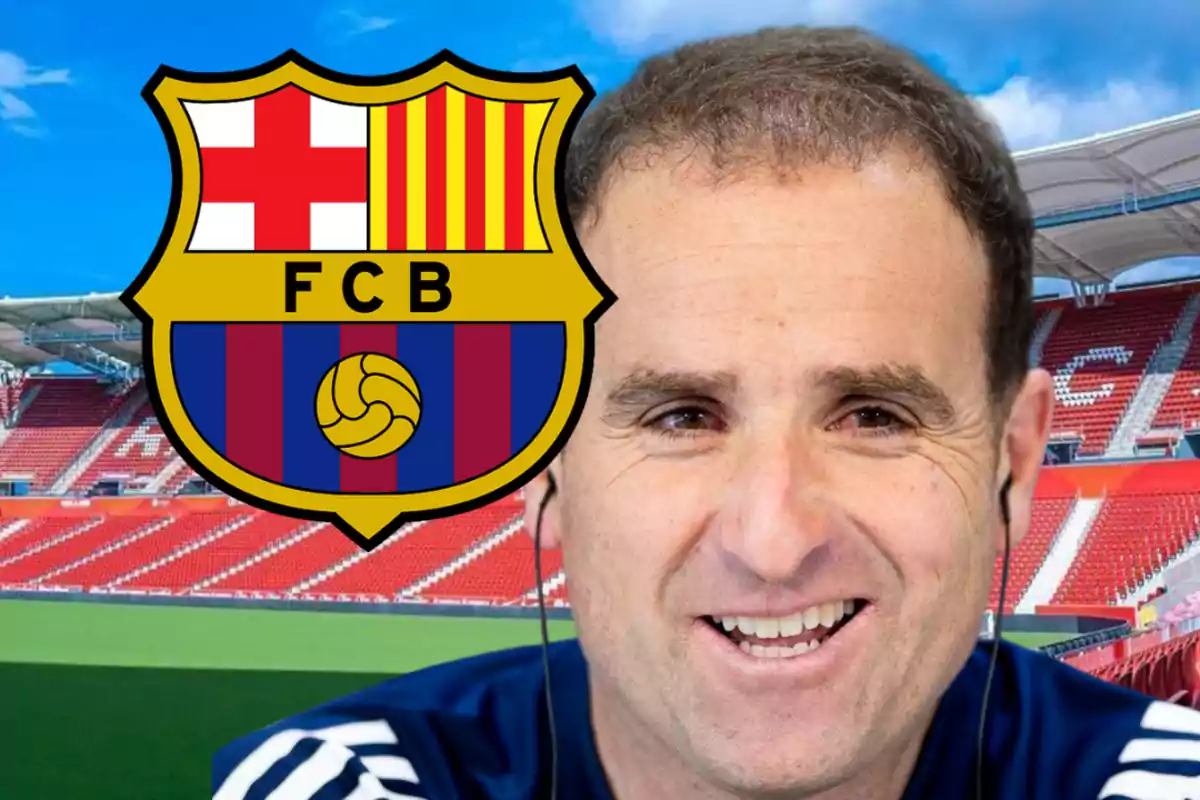 Hombre sonriente con auriculares frente a un estadio de fútbol y el escudo del FC Barcelona en primer plano