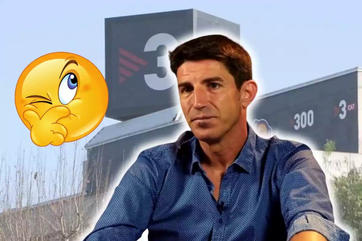 Home amb camisa blava i expressió seriosa davant d’un edifici amb el logotip de TV3 i un emoji pensatiu a l’esquerra