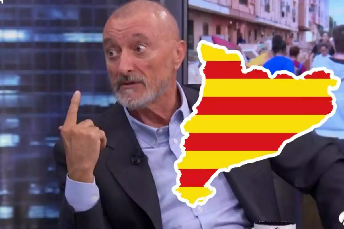 Home calb amb barba assenyalant amb el dit mentre apareix un gràfic del mapa de Catalunya amb la bandera catalana superposada