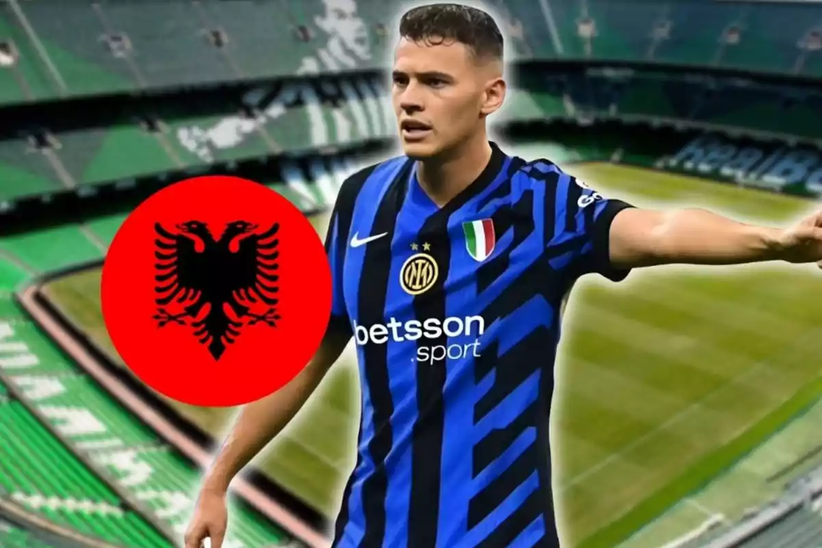 Futbolista con uniforme azul y negro señalando con el brazo extendido en un estadio vacío con un círculo rojo y un águila negra al lado Futbolista con uniforme azul y negro señalando con el brazo extendido en un estadio vacío con un círculo rojo y un águila negra al lado