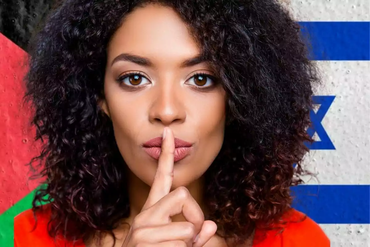 Mujer con el dedo índice sobre los labios en señal de silencio con las banderas de Palestina e Israel de fondo