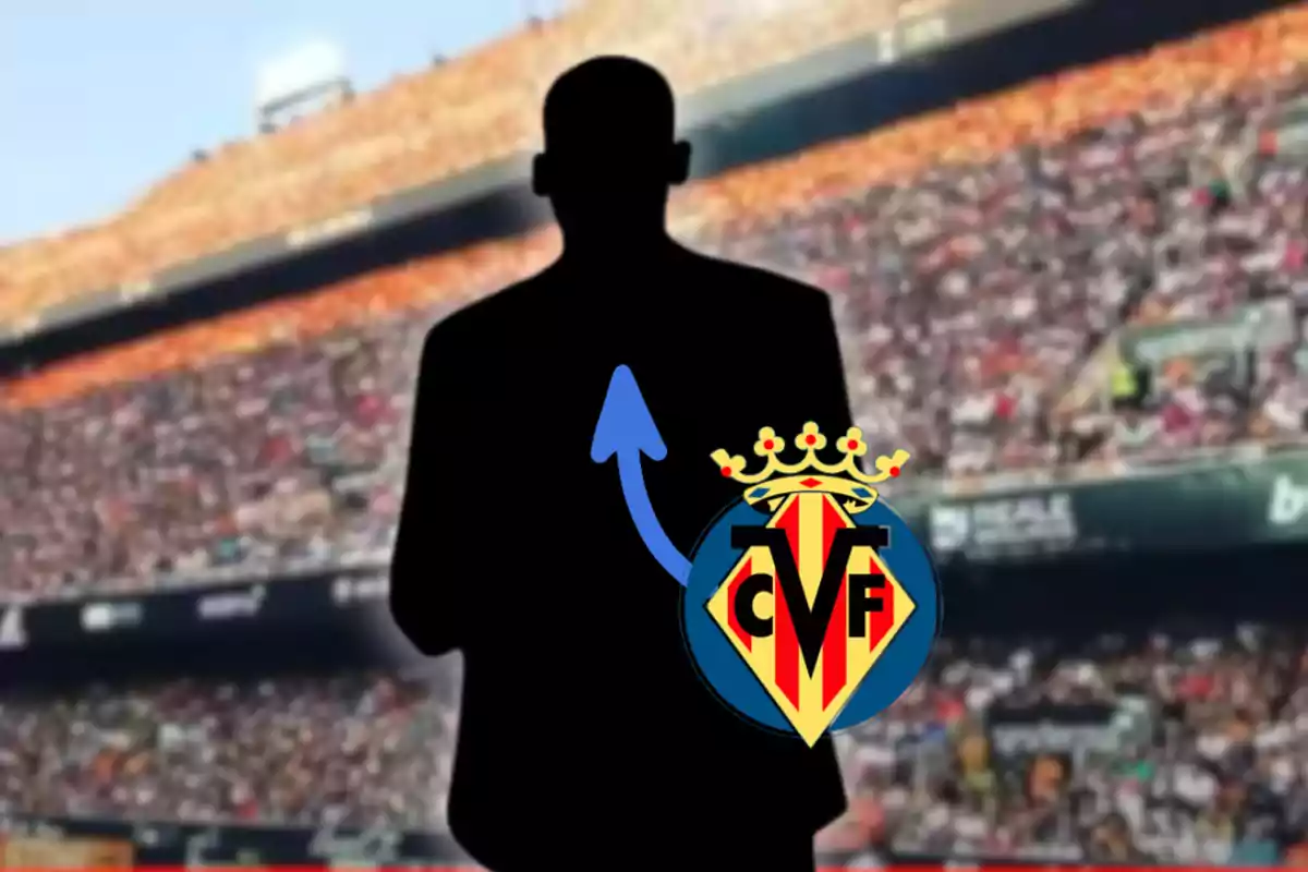 Silueta de una persona frente a un estadio lleno con el escudo del Villarreal y una flecha azul apuntando hacia arriba