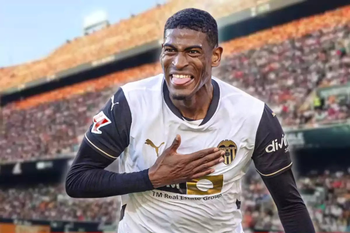Futbolista celebrando un gol con la camiseta del Valencia CF en un estadio lleno de aficionados Futbolista celebrando un gol con la camiseta del Valencia CF en un estadio lleno de aficionados