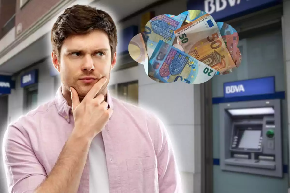Home pensatiu davant d’un caixer automàtic de BBVA amb un globus de pensament ple de bitllets d’euro