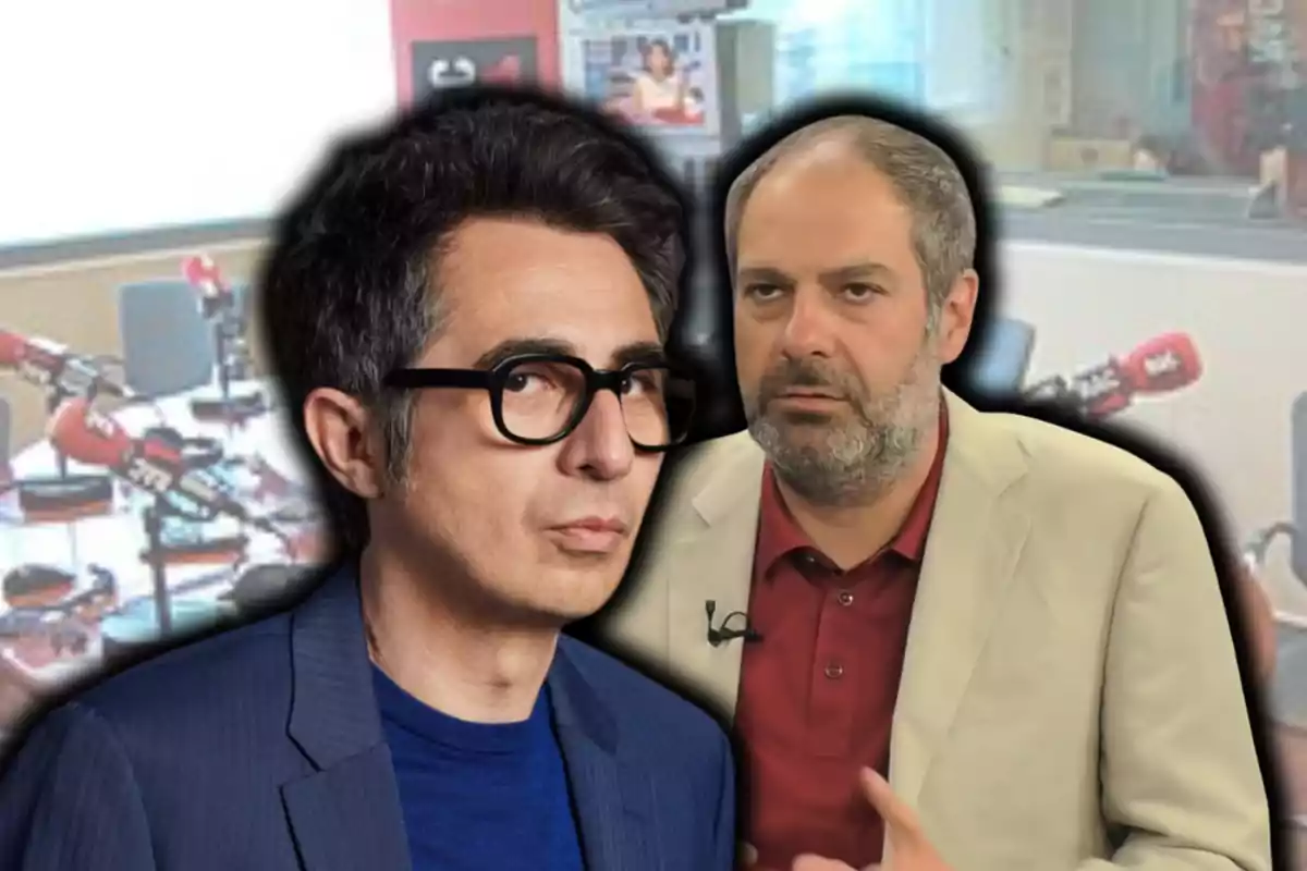 Dos homes en primer pla amb un fons d'estudi de ràdio desenfocat