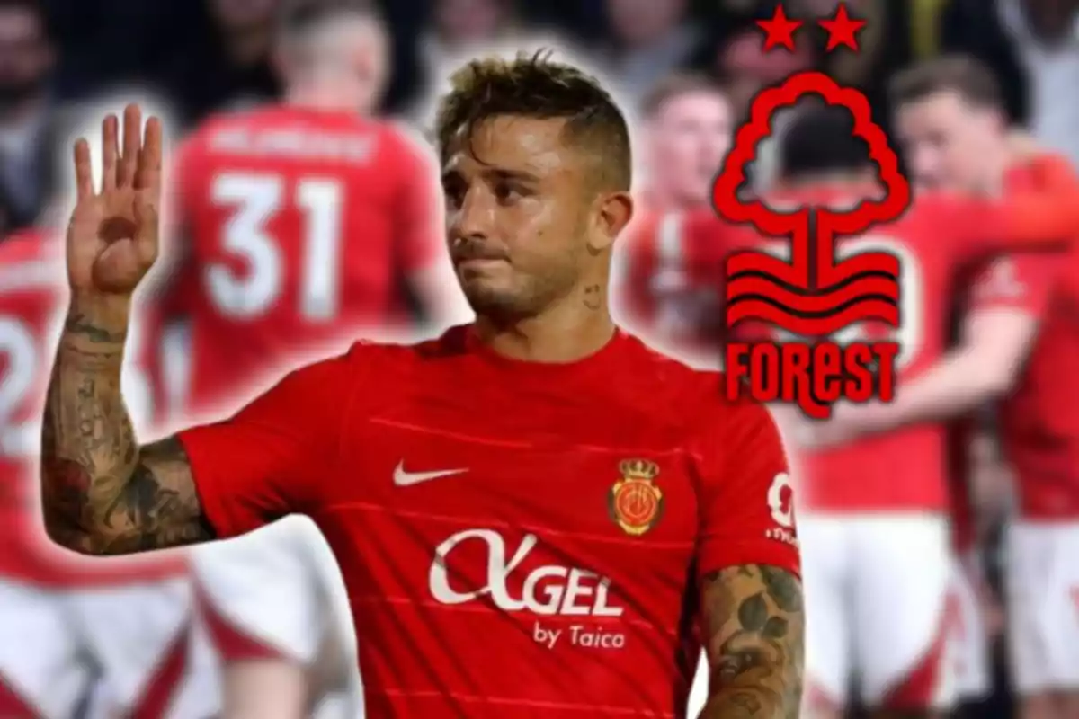 Futbolista amb uniforme vermell aixecant la mà en primer pla amb l’escut del Nottingham Forest i jugadors desenfocats al fons Futbolista amb uniforme vermell aixecant la mà en primer pla amb l’escut del Nottingham Forest i jugadors desenfocats al fons