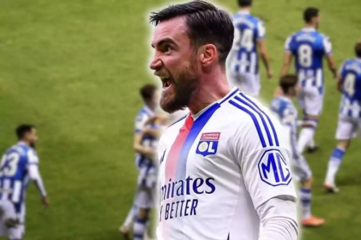 Futbolista del Lyon celebrando con intensidad mientras jugadores rivales caminan al fondo en el campo de juego Futbolista del Lyon celebrando con intensidad mientras jugadores rivales caminan al fondo en el campo de juego